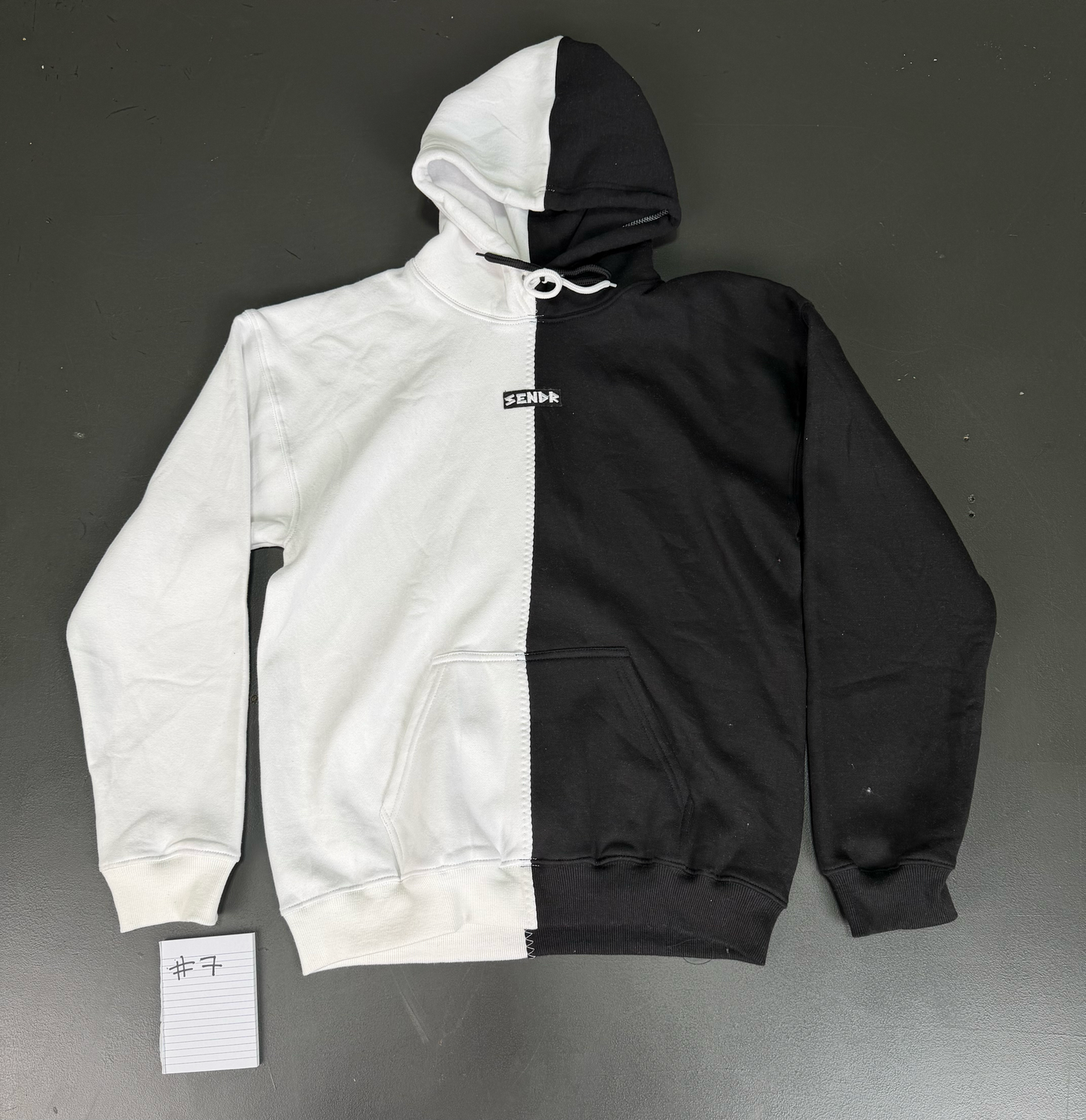 DEFECT #7 black / white (medium)